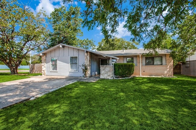 Single Story House in Garland w/ Great Yard Space - Single Story House in Garland w/ Great Yard Space