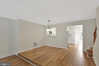 Building Photo - 890 Bayridge Dr
