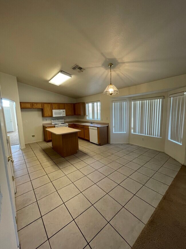 Foto del edificio - Beautiful 4 Bedroom 2 Bath Home in Phoenix!