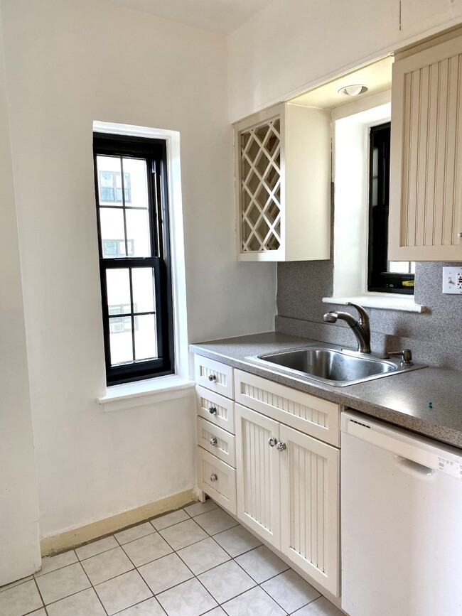Building Photo - 121 Fenimore Rd