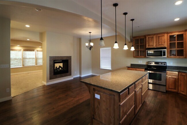 Building Photo - Beautiful Harvest Park Mapleton Townhouse