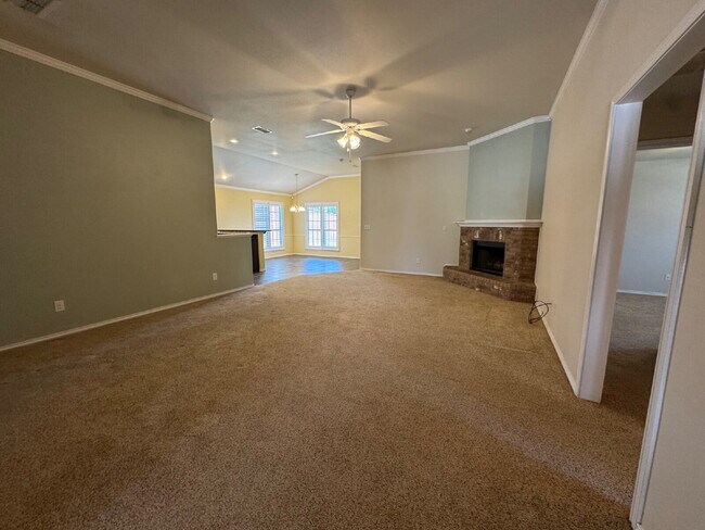 Foto del edificio - Beautiful & Spacious 4-Bedroom Home in Lub...