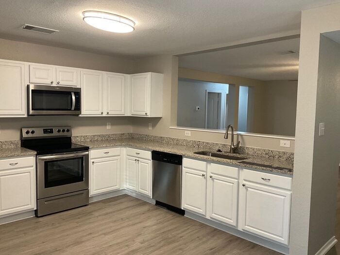 Building Photo - Get 1st FULL MONTH’S RENT FREE ! - 613 San...