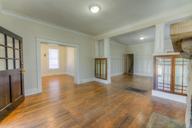 Building Photo - Rent reduced!