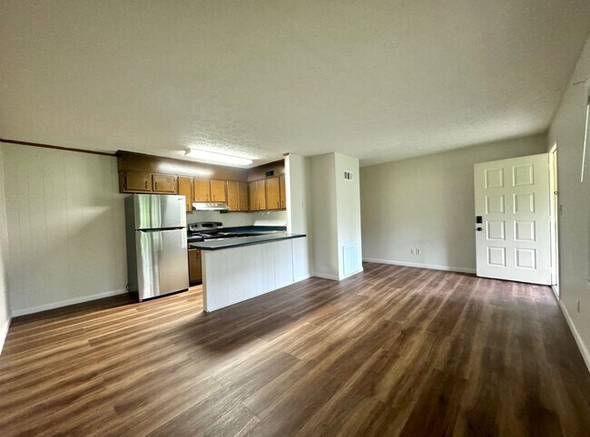 Foto del edificio - Upstairs apartment close to 40 with an interior refresh - updated floors paint and appliances