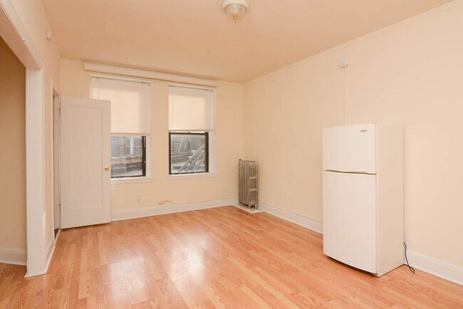 Foto del edificio - 3335 W Diversey Ave