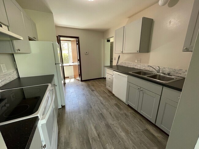 Building Photo - 6 Brompton Cir