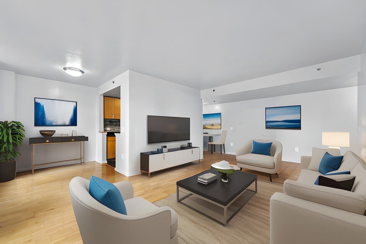 Foto principal - 102 CHRISTOPHER COLUMBUS Dr
