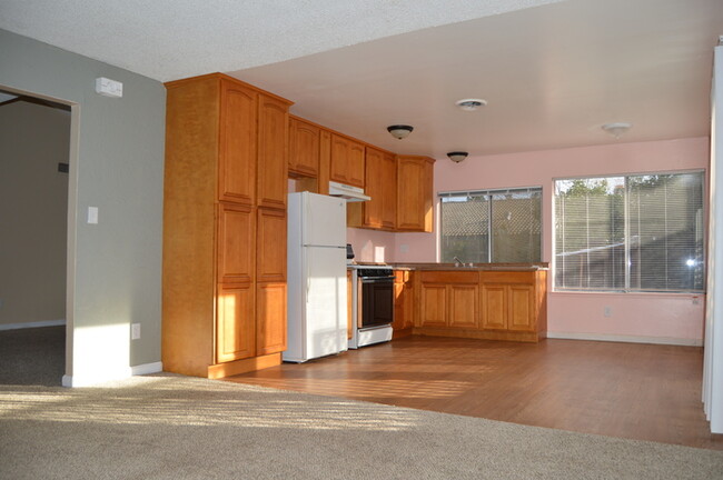 Foto del edificio - Beautiful 4 bedroom 2 bathroom home in Sac...