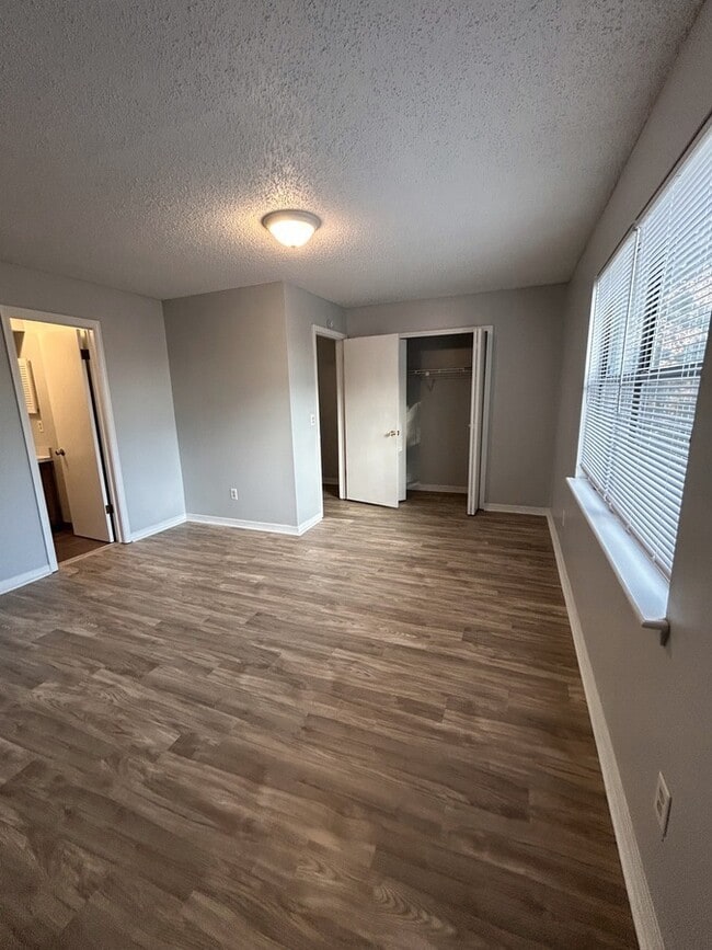 Building Photo - 5664 Bennington Dr