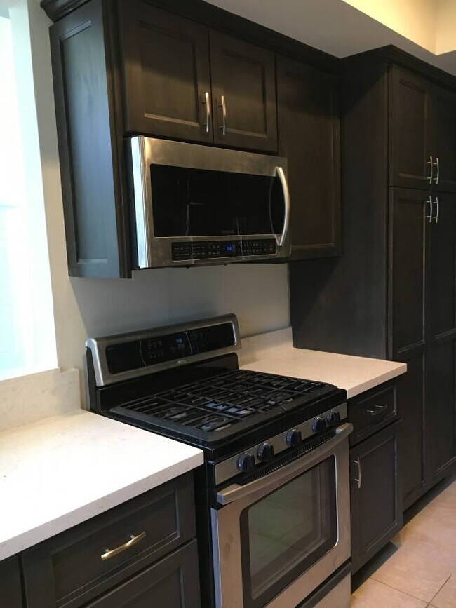 Kitchen - 10475 EASTBORNE Ave
