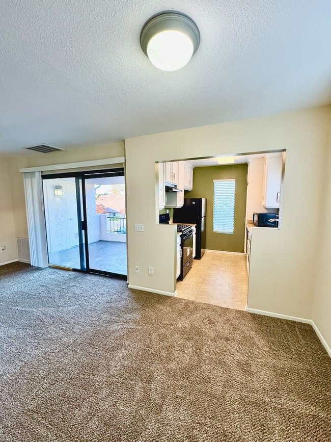 Foto del edificio - Delightful Upper Unit Mira Mesa Condo Loca...