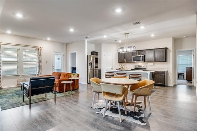 Building Photo - 11220 W Pond Dr