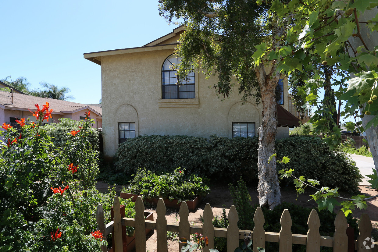 Building Photo - 1123 Persimmon Ave