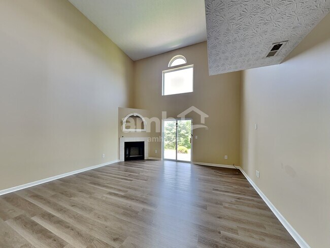 Building Photo - 400 Saul St