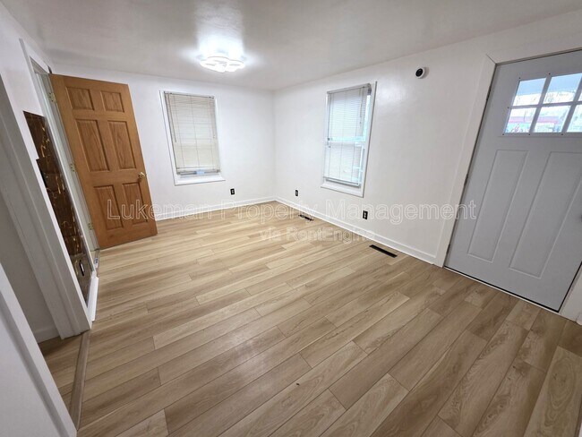 Foto del edificio - 822 W Main St