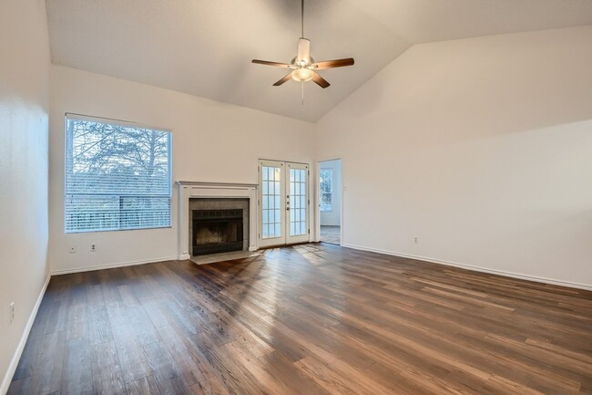 Foto del edificio - Beautiful 3/2 on Greenbelt (Inquire for Av...
