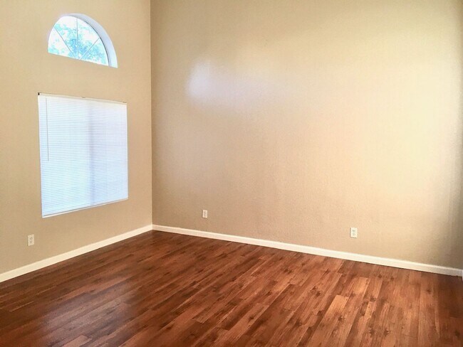 Foto del edificio - Large 3 Bedroom 2.5 Bath House w/ Garage in Vallejo -- COMING SOON !!!