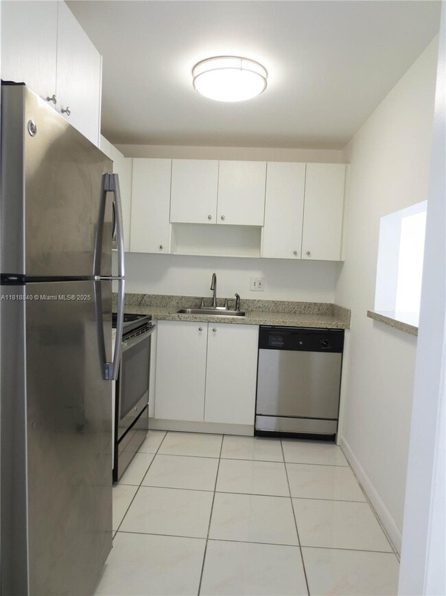 Building Photo - 4164 Inverrary Dr