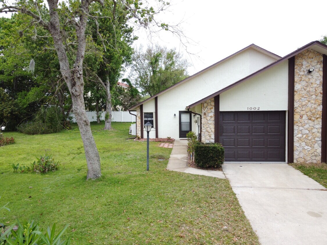 Primary Photo - 1002 Stonybrook Cir