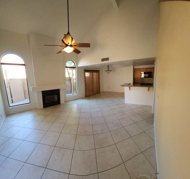 Entrar en la sala de estar principal - 5640 E Bell Rd