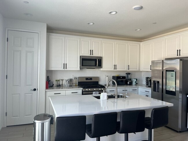 Building Photo - Stunning 4 Bedroom 3 Bathroom Home in Vict...