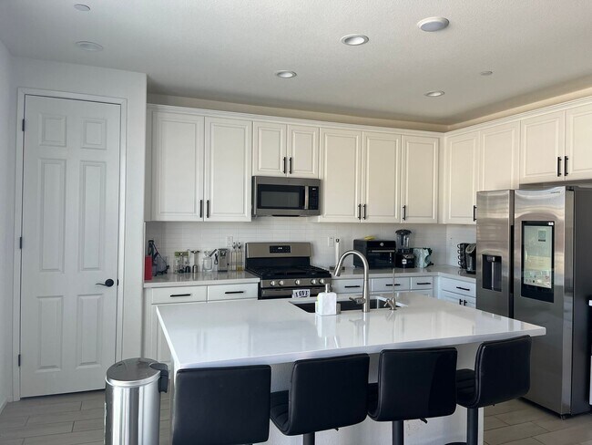 Foto del edificio - Stunning 4 Bedroom 3 Bathroom Home in Vict...