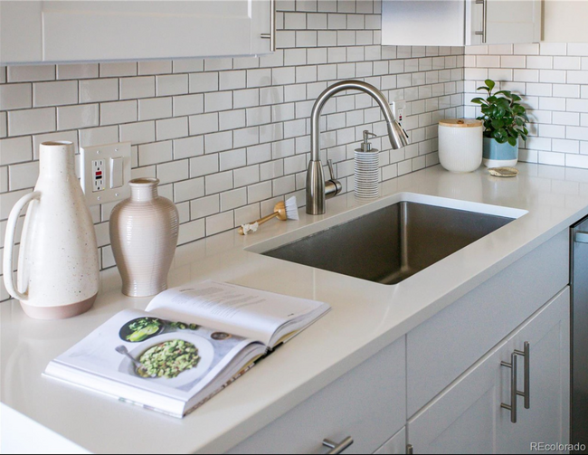 Foto del edificio - Updated 2 Bed 2 Bath in Denver's Mayfair N...