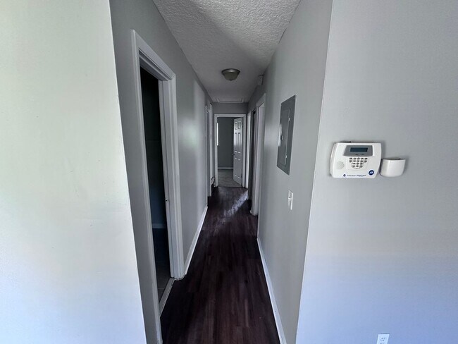 Foto del edificio - Roomy Home with Privacy, Outdoor Space & P...