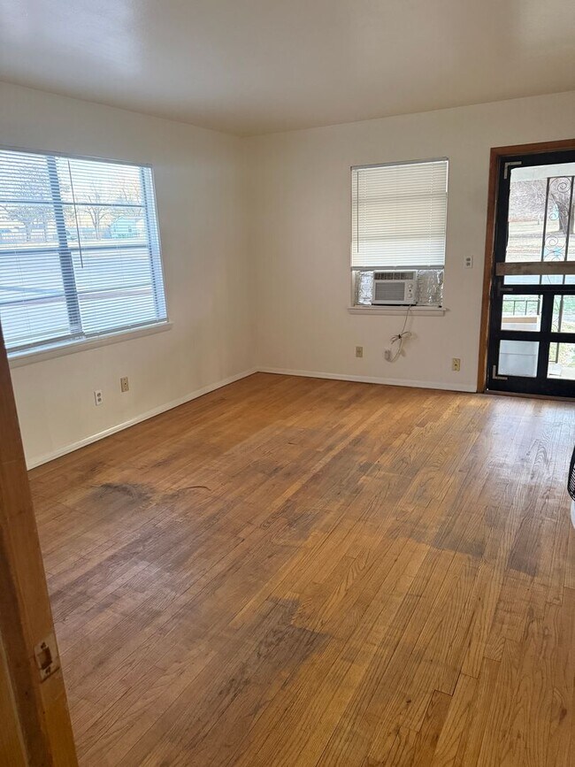 Foto del edificio - For Lease: Charming 1-Bedroom Duplex in the Heart of Yukon!