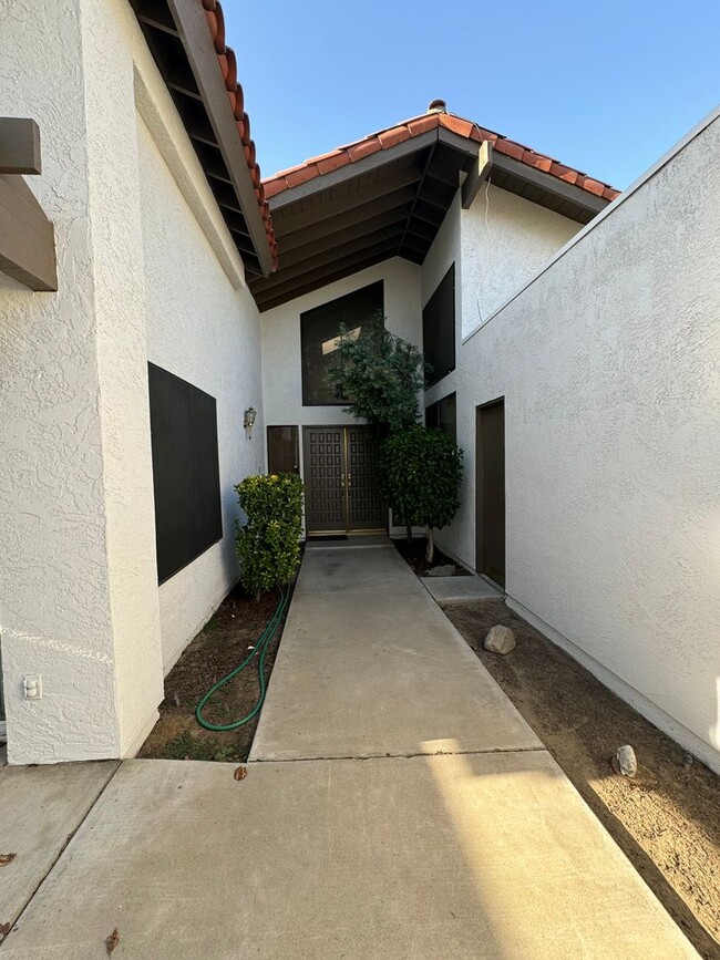 Building Photo - Condo in Southwest Bakersfield