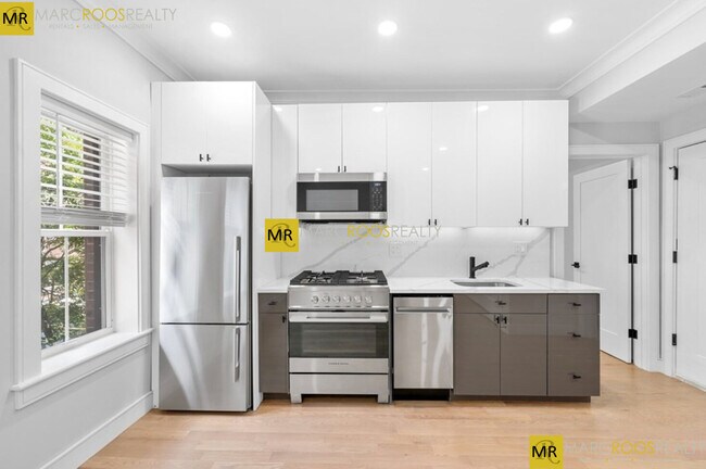 Building Photo - 531 Newbury St