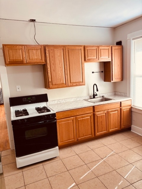 En la cocina, se colocará una nueva campana extractora de microondas sobre la estufa. - 749 Dickinson St