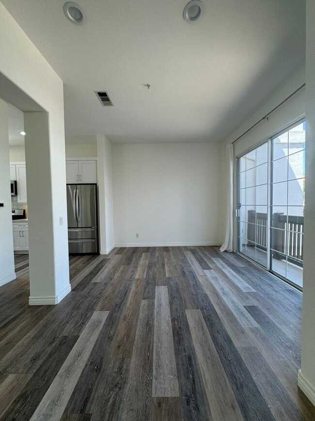 Building Photo - Modern Tri-Level Townhome in Tustin Ranch