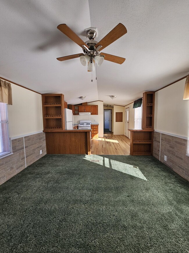 Building Photo - 6 Maple Ln