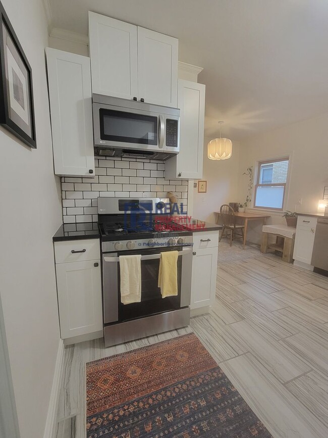 Building Photo - Month to Month, Furnished!