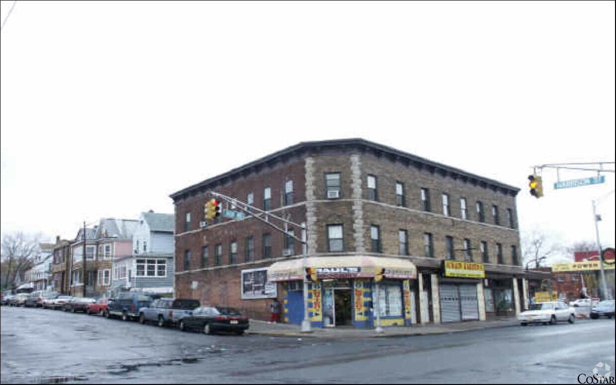 Building Photo - 895-899 Main Ave