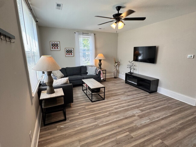 Building Photo - 214 E Horah St