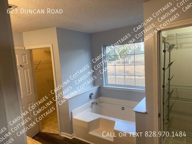 Foto del edificio - 623 Duncan Rd