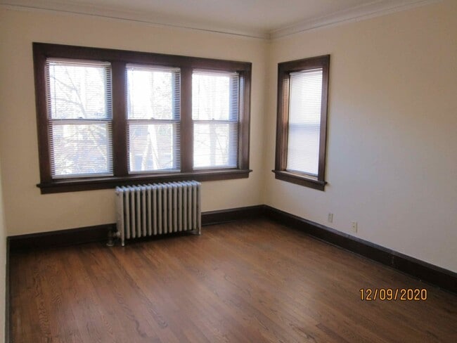 Building Photo - Available July 2026 Gorgeous 1-bedroom apartment in Shorewood with Free Heat