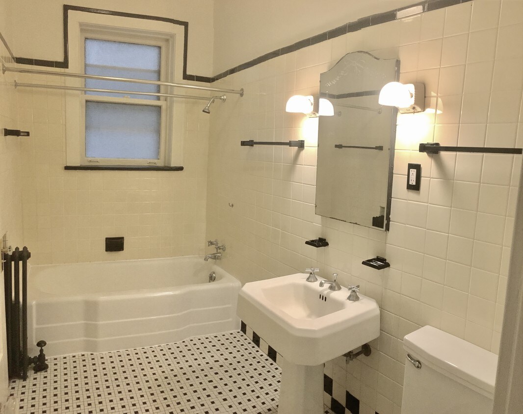 Primary Photo - 5756 N Winthrop Ave