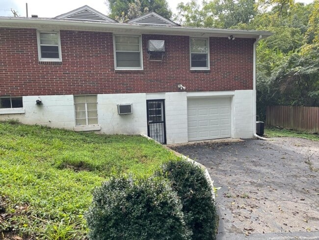 Building Photo - 4 bd 2 ba including a basement apartment in a great East Nashville location