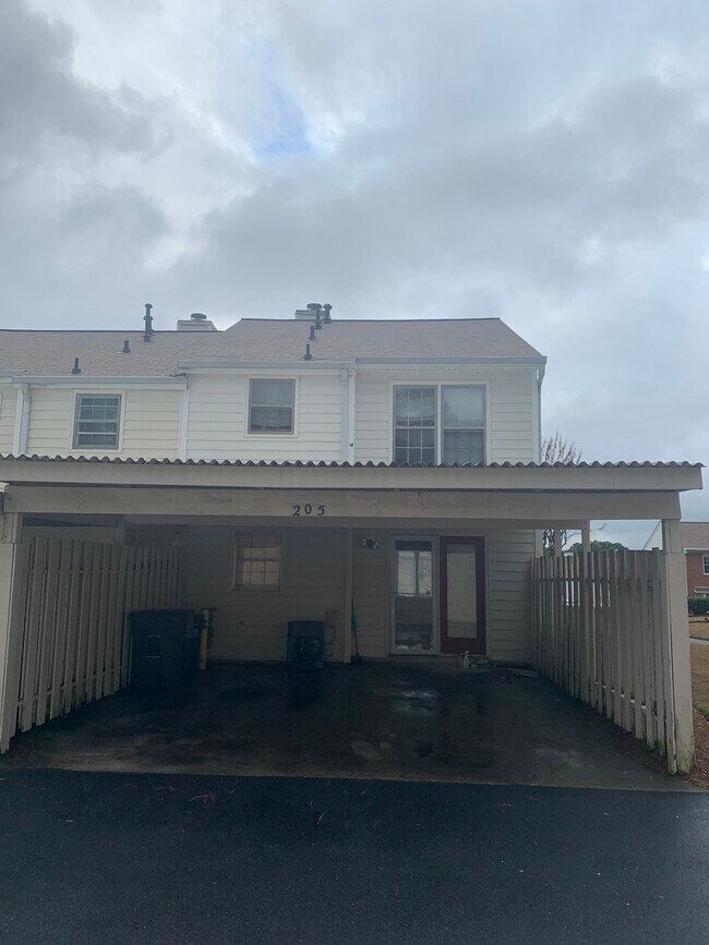 Building Photo - 205 High Creek Dr