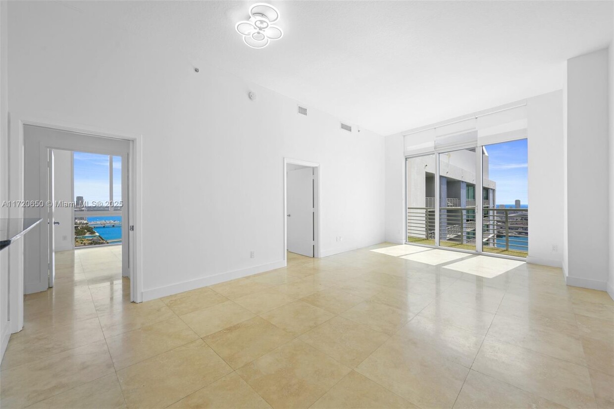 Foto principal - 325 S Biscayne Blvd