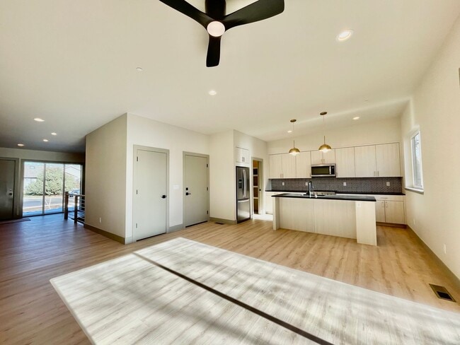 Building Photo - Spacious & Stunningly Remodeled Duplex in ...