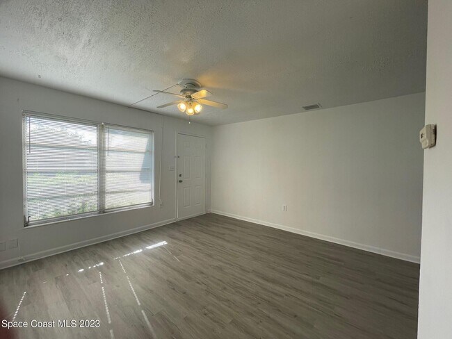 Building Photo - 211 Begonia St