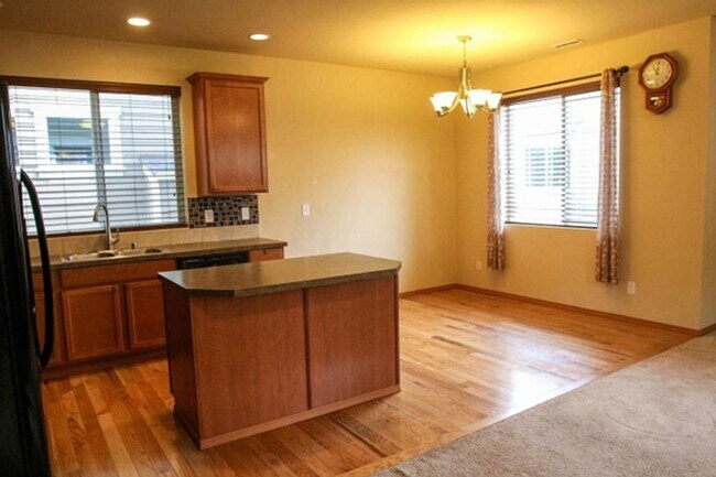Foto del edificio - Spacious and Modern 4-Bedroom Home in Everett