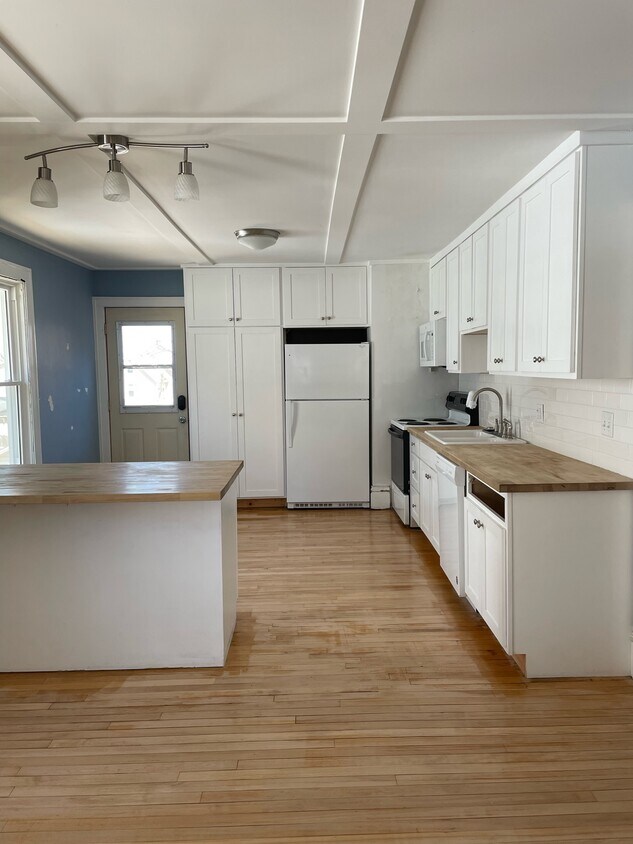 Spacious kitchen - 212 W Prospect St