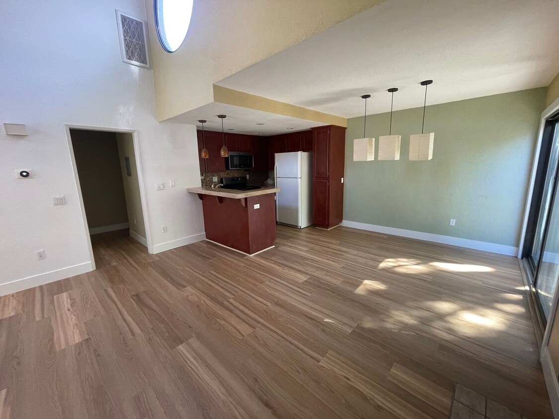 Foto principal - 325 N Melrose Dr