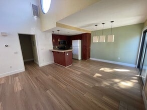 Building Photo - 325 N Melrose Dr